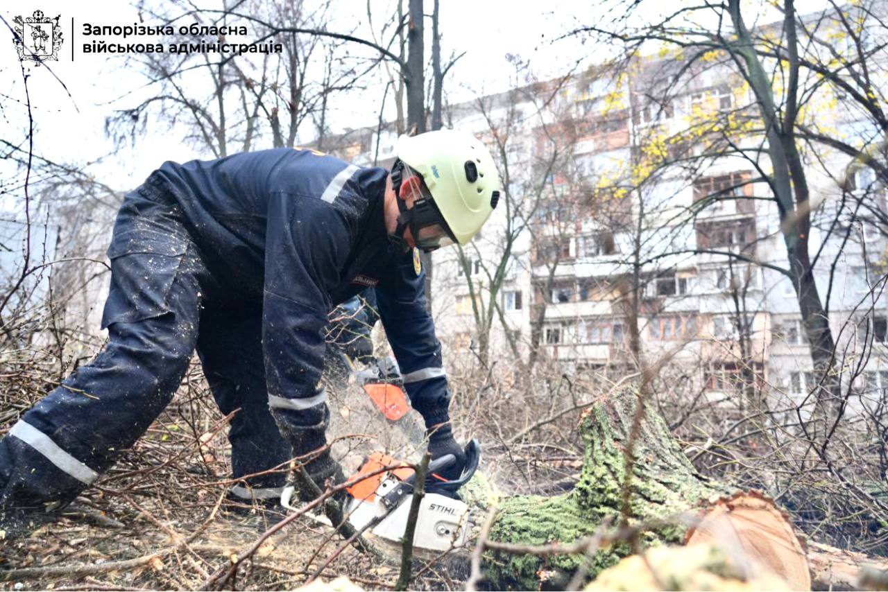 У Запоріжжі триває ліквідація наслідків нічного удару